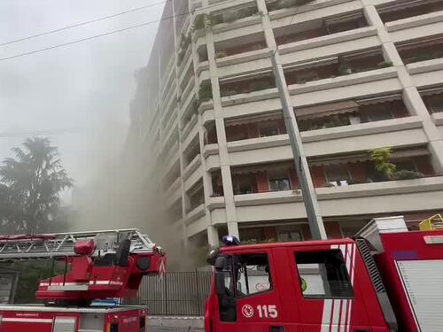 Incendio in una discoteca di Milano, sul posto i vigili del fuoco