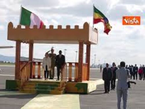 Meloni arriva in Etiopia e viene accolta con balli tradizionali