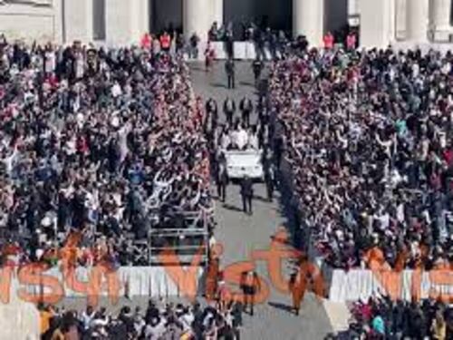 Papa Francesco tra la folla in Piazza San Pietro dopo la messa di Pasqua