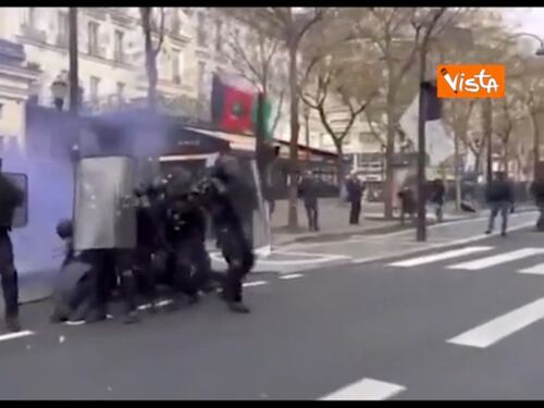Esplode la protesta in Francia. Scontri tra polizia e manifestanti a Parigi