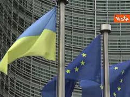 Giornata dell'Europa, la bandiera Ucraina davanti alla sede della Commissione Ue