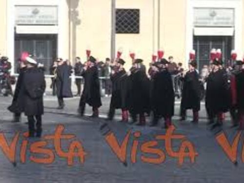 La Banda dei Carabinieri entra in Piazza San Pietro per suonare prima dell’Angelus di Papa Francesco