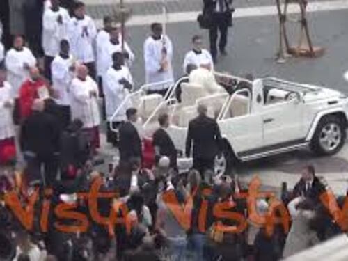 Papa Francesco in piazza San Pietro in papamobile per le celebrazioni della Domenica delle Palme