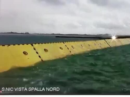 La vista del Mose che ferma l'acqua alta a Venezia