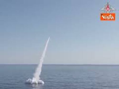 Russia lancia missile Kalibr nel Mar del Giappone, le immagini