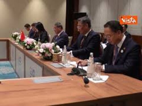 Meloni incontra il Primo Ministro cinese in India