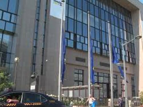 Bandiere a mezz'asta per Silvio Berlusconi in Commissione e Consiglio Ue a Bruxelles