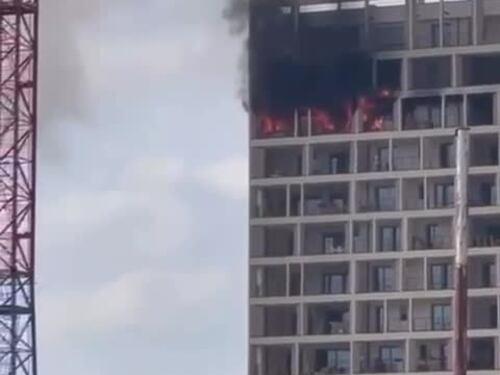 In fiamme la Torre Gold del complesso Trilogy di Portello a Milano