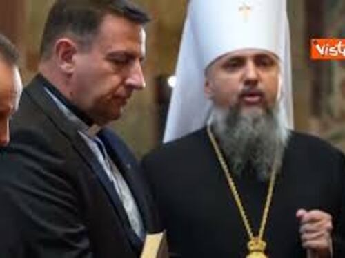 Zelensky onora i caduti nella giornata dell'indipendenza ucraina