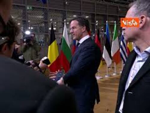Meloni lascia l’edificio del Parlamento Europeo dopo il Consiglio straordinario dell’Ue