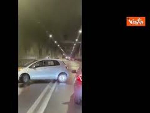 Crolla parte della galleria San Silvestro a Pescara, auto colpite da detriti