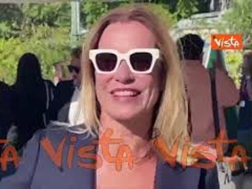 Venezia 80, l'arrivo di Stefania Rocca al Lido per la Mostra del Cinema