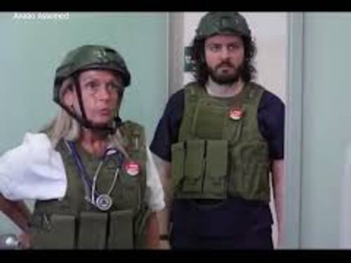 Elmetto e giubbotto antiproiettile, lo spot provocatorio dei medici di Napoli