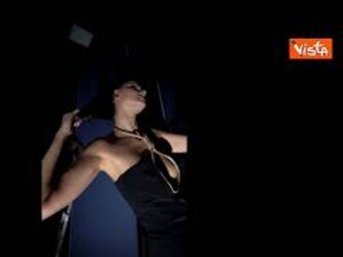 La modella iraniana Mahlagha Jaberi indossa abito con cappio a Cannes per protestare contro regime