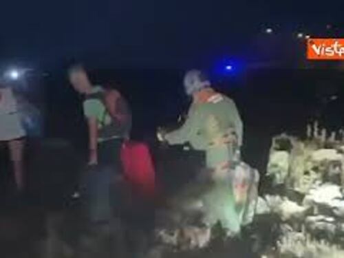 Incendi Sicilia, il salvataggio di 15 persone a San Vito Lo Capo con l'elicottero dell'Aeronautica