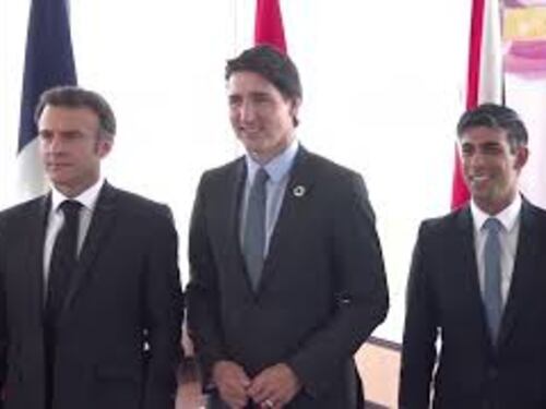 Biden posa la mano sulla spalla di Zelensky dopo la foto al G7