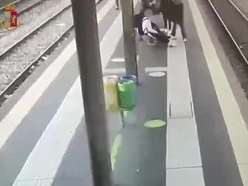 Le immagini dell'aggressione alla stazione di Seregno