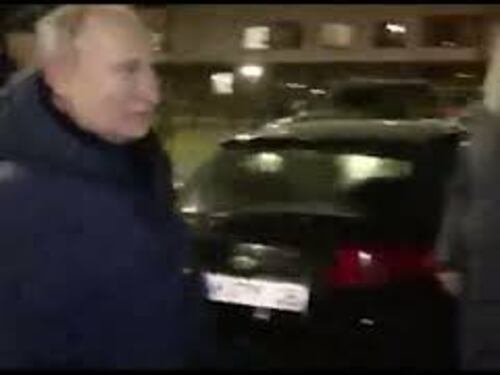 Putin a Mariupol, in lontananza urlano: Non è vero, è solo spettacolo