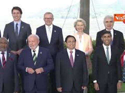 Biden e Macron parlano dopo la foto di gruppo al G7