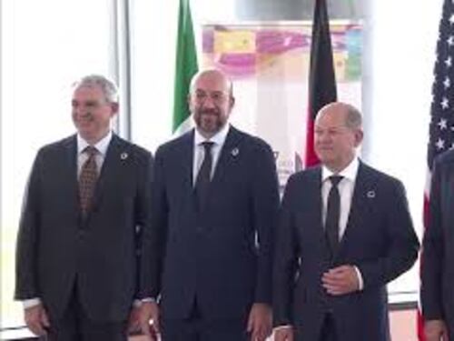 Zelensky la foto di gruppo con i leader del G7 in Giappone
