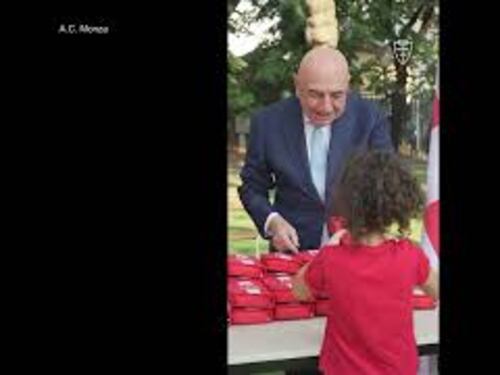 Galliani dona astucci del Monza ai bambini di prima elementare