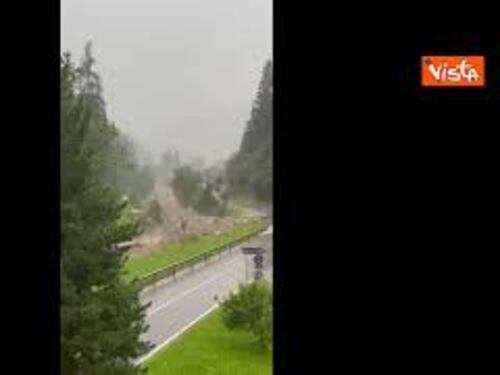 Maltempo in Alto Adige, torrente in piena porta via un ponte a Valdaora