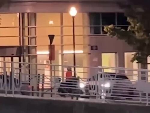 L'arrivo in scooter e gli spari: il video del killer in fuga