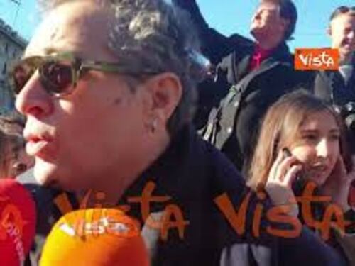 Claudio Santamaria al presidio contro la violenza sulle donne: "Giornata per svegliare coscienze"