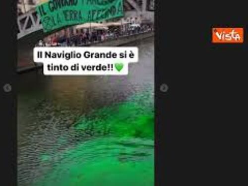 Ambientalisti colorano di verde l'acqua dei Navigli a Milano