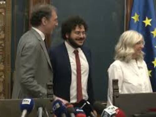 Patrick Zaki arriva all'Università di Bologna accolto da un applauso