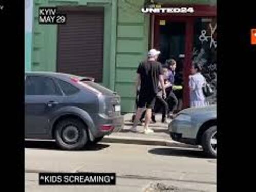 Esplosione a Kiev, scolaresca in fuga. Il video postato da Zelensky
