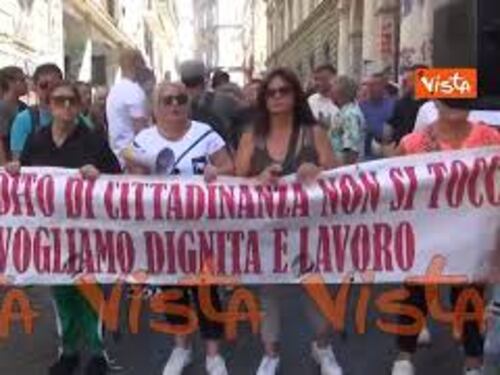 "Il Reddito di Cittadinanza non si tocca", ecco i cartelli al corteo di Napoli