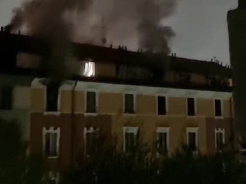 L'incendio scoppiato in un appartamento di Milano