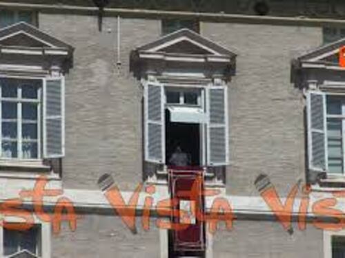 La benedizione di Papa Francesco durante il Regina Coeli del Lunedì di Pasqua