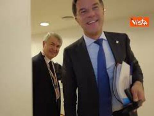Meloni a Bruxelles incontra il premier olandese Rutte, l'abbraccio tra i due leader