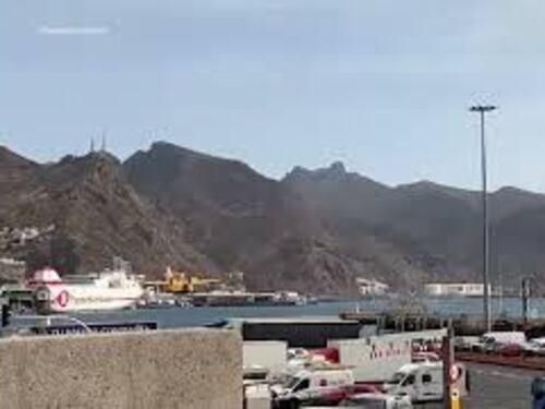 Incendio Tenerife, un Canadair fa rifornimento di acqua per lo spegnimento dei roghi