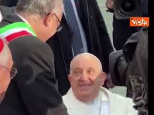 Papa Francesco a Piazza di Spagna per preghiera dell'Immacolata, la stretta di mano con Gualtieri