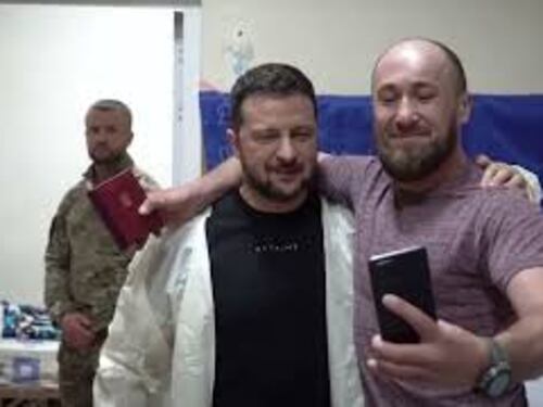 Zelensky tra i militari feriti a Odessa, medaglie e selfie per loro