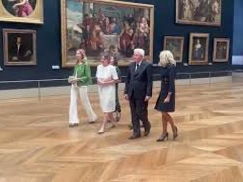 Mattarella e Macron posano per una foto davanti alla Gioconda al Louvre