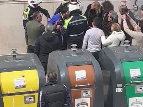 Il corriere parcheggia in divieto di sosta: la reazione degli agenti
