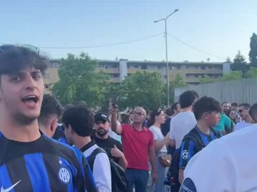 I cori a San Siro prima della finale