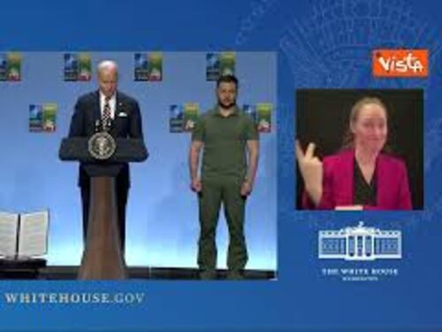 Ennesima gaffe di Biden, al vertice di Vilnius chiama Zelensky "Vladimir"
