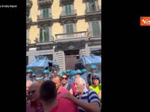 Cori contro Meloni sotto sede di Fratelli d'Italia durante protesta contro stop Reddito Cittadinanza