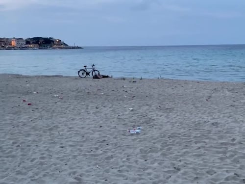 Mondello, la spiaggia diventata discarica a cielo aperto