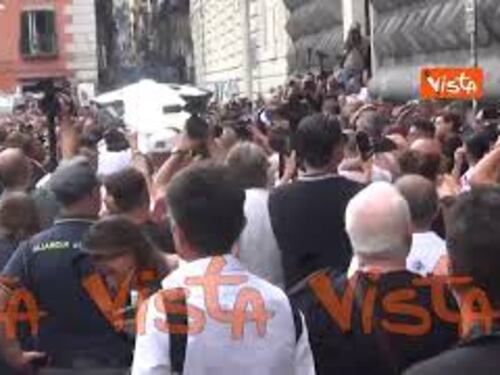 L'uscita del feretro di Giovanbattista Cutolo a Napoli, applauso lunghissimo per salutare il 24enne