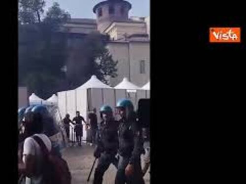 Meloni a Torino, scontri al corteo tra studenti e forze dell'ordine