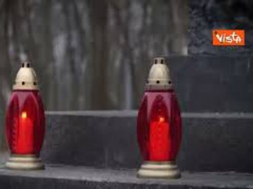 Giornata della Memoria, Zelensky depone candele al memoriale della Shoah di Kiev