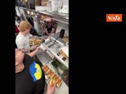 Ed Sheeran cameriere per un giorno, serve hot dog a Chicago. Folla in delirio