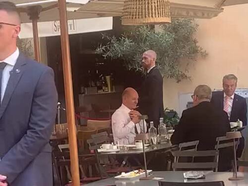 Cappuccino e nodo alla cravatta: Scholz al bar dopo l'incontro con Meloni