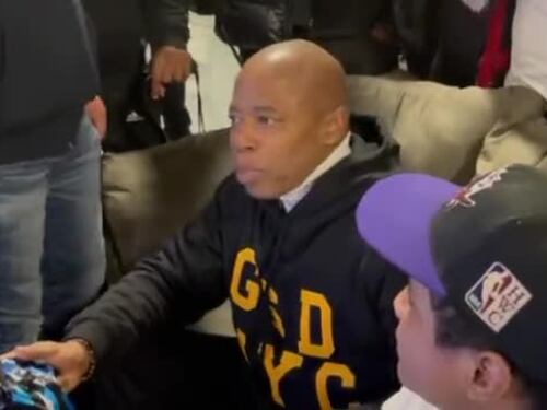 Il sindaco di New York, Eric Adams, dorme insieme ai migranti nel centro accoglienza
